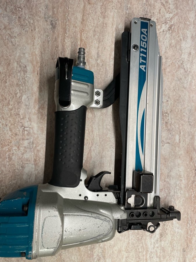 Makita AT7150A Spikpistol