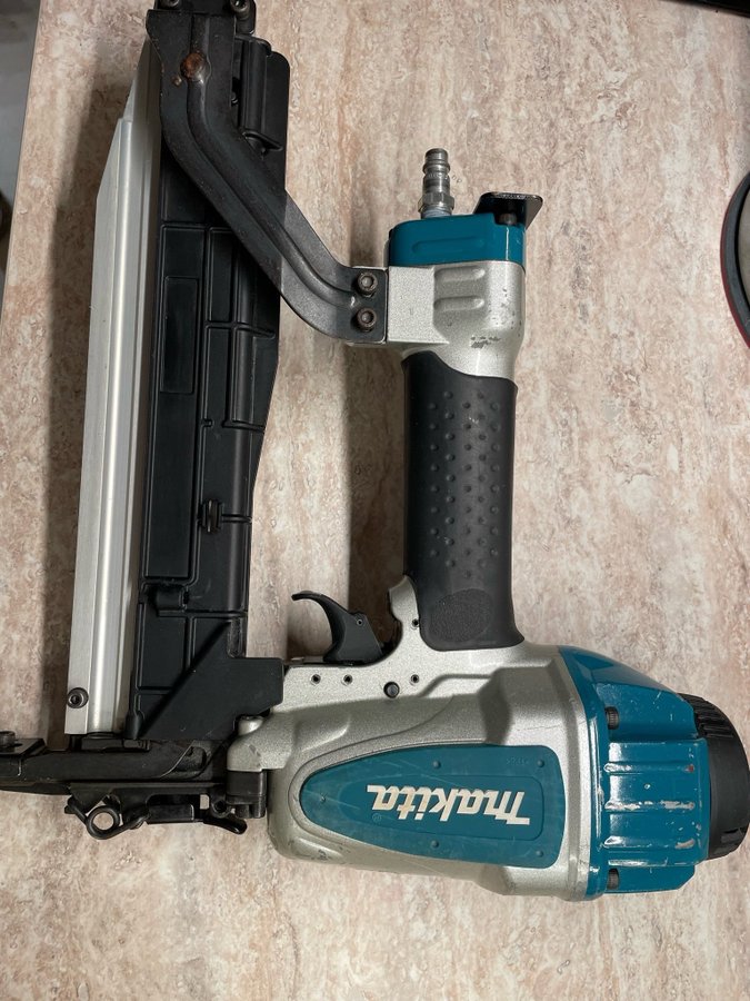 Makita AT7150A Spikpistol