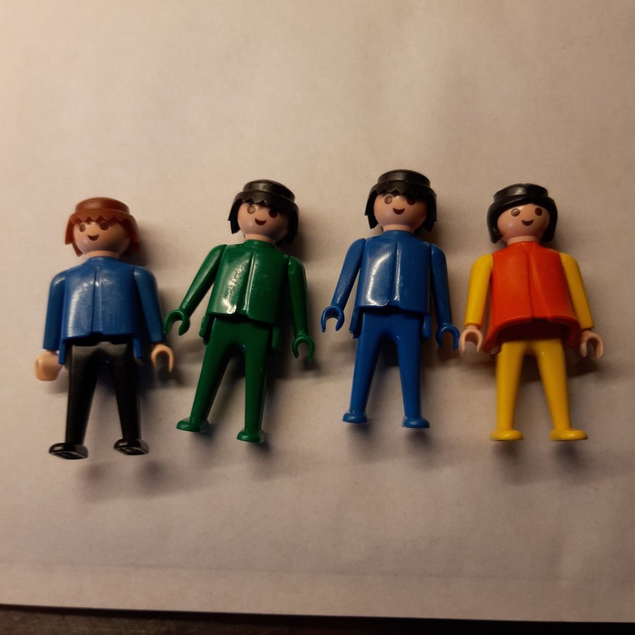 Playmobil 4 st figurer från 1974 i olika färger bra bruksskick.