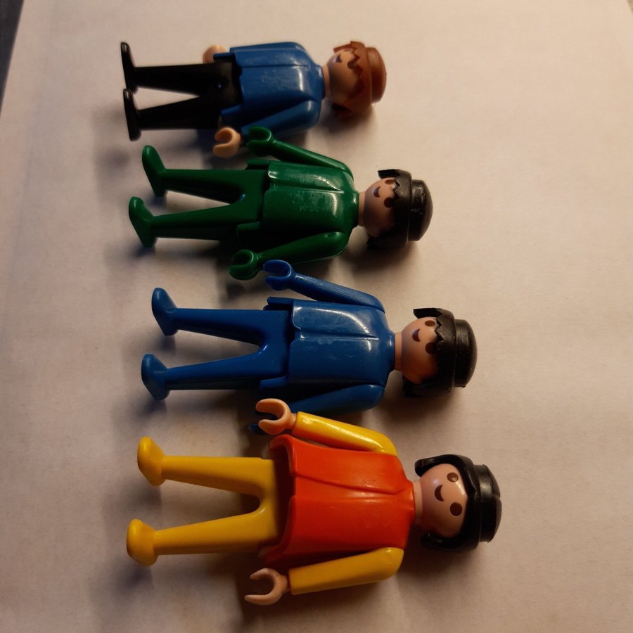 Playmobil 4 st figurer från 1974 i olika färger bra bruksskick.