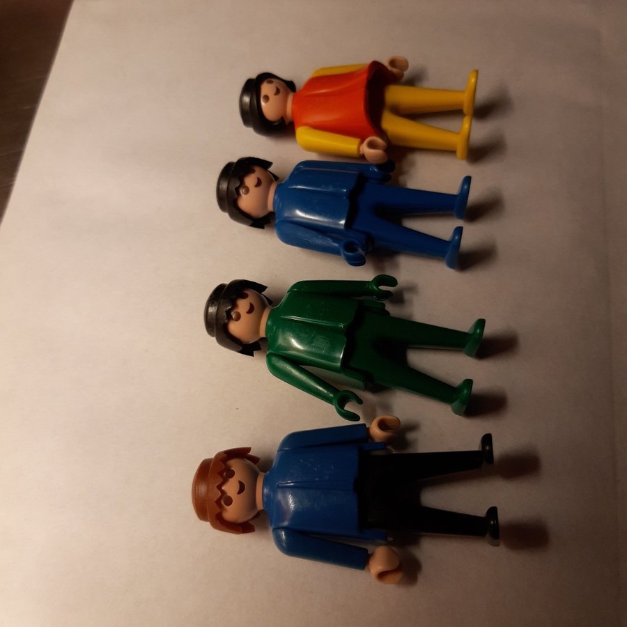 Playmobil 4 st figurer från 1974 i olika färger bra bruksskick.