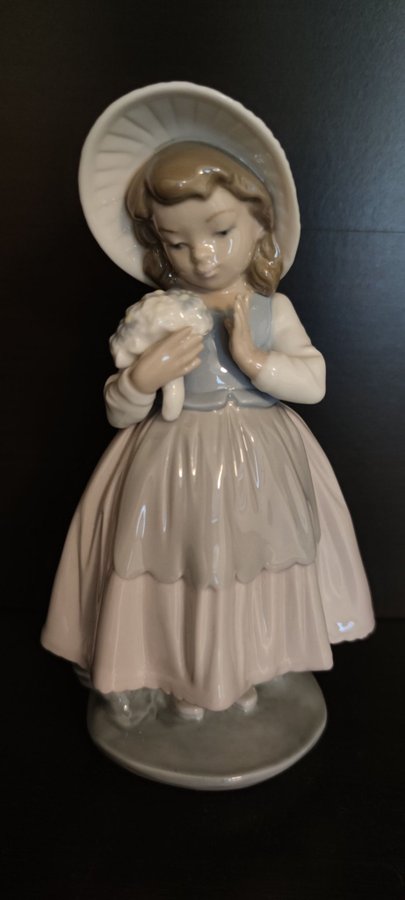 Väldigt vackert porslin figur från Nao Lladro Spain.