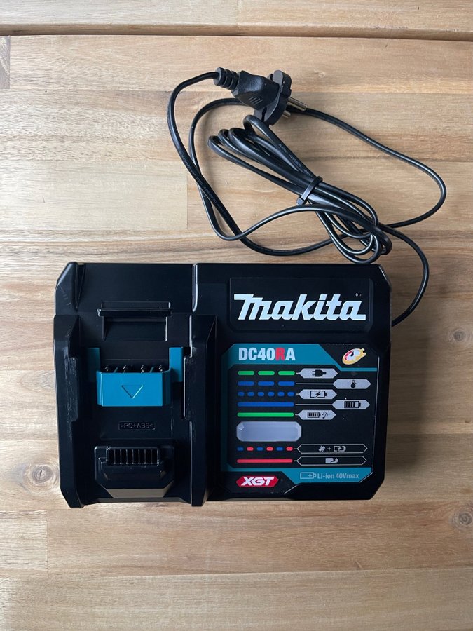 Makita XGT DC40RA Laddare 40V