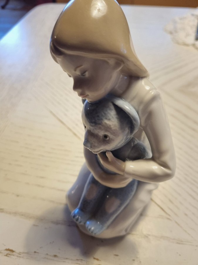 Lladro NAO porslinsfigur flicka med teddybjörn