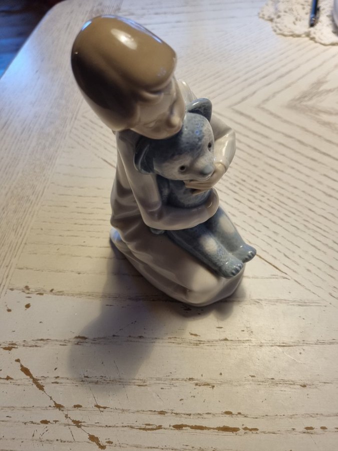 Lladro NAO porslinsfigur flicka med teddybjörn