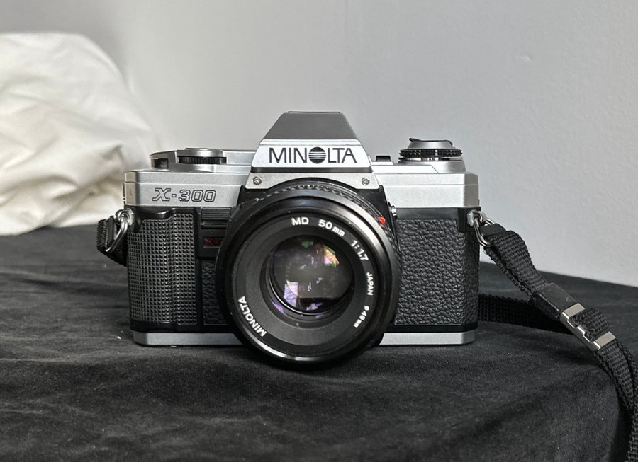 MINOLTA X-300 med MD ROKKOR 50 mm