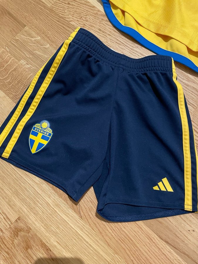 Sverige fotbollsdräkt barn Adidas storlek 110