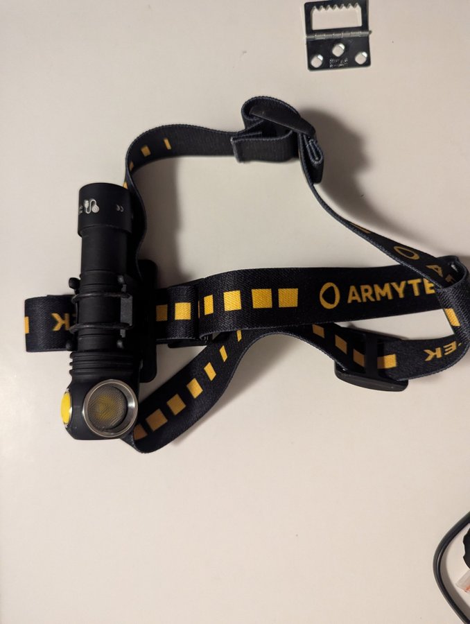 Pannlampa ArmyTek Wizard NEW V4 C2 Pro Paket Varmt Ljus med extra batteri