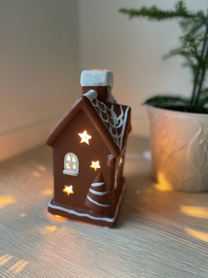 Fantastiskt pepparkakshus - lampa - Julhus med belysning - jul advent MARKSLÖJD