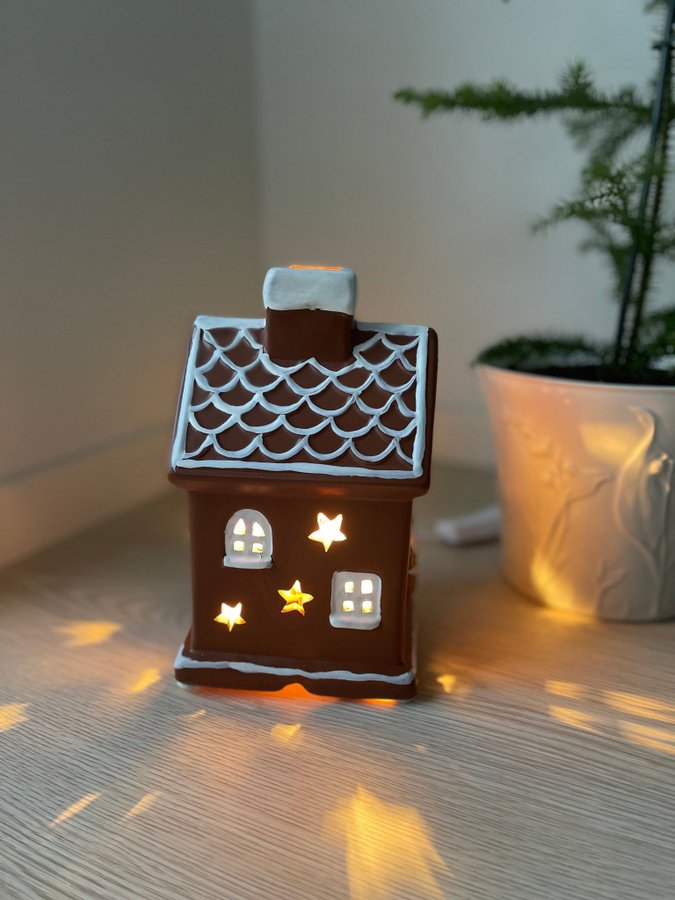 Fantastiskt pepparkakshus - lampa - Julhus med belysning - jul advent MARKSLÖJD