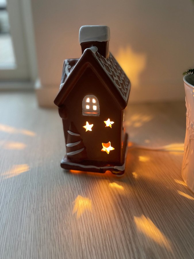 Fantastiskt pepparkakshus - lampa - Julhus med belysning - jul advent MARKSLÖJD