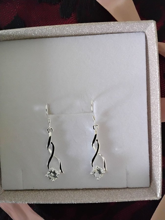 Örhängen, mycket vackra i silver sterling 925, stämplade med en sten, zirconia