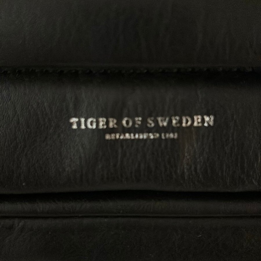 Svart skinnväska från Tiger