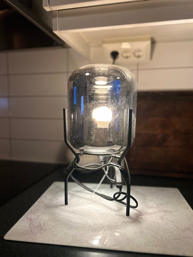 Snygg industi bordslampa i glas och metall