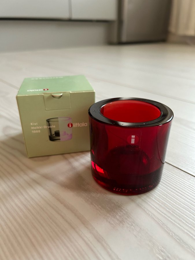 Iittala KIVI ljusstake i färgen Cranberry