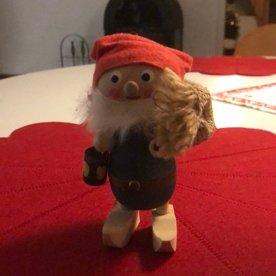 Retro äldre tomte i trä med lykta och säck jul jultomte