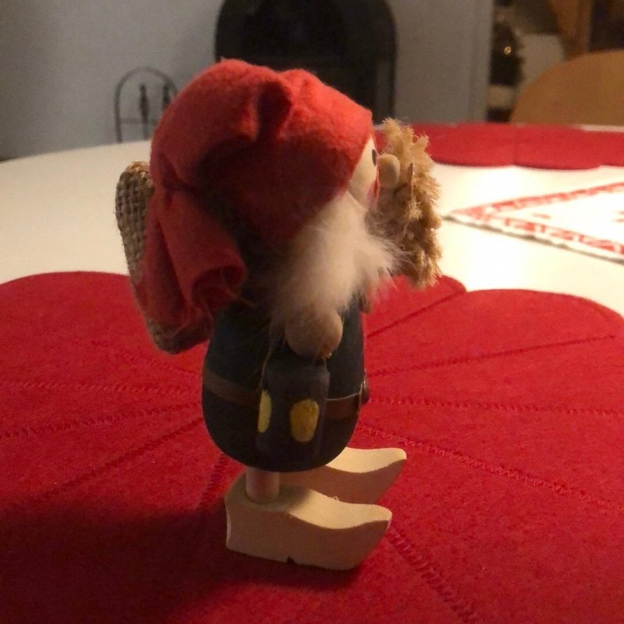 Retro äldre tomte i trä med lykta och säck jul jultomte