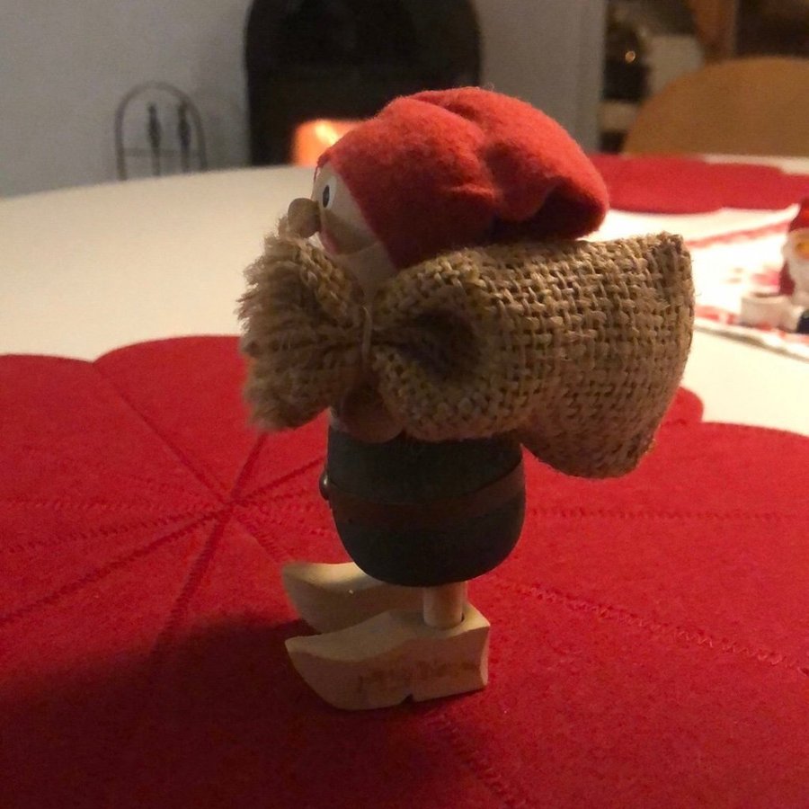 Retro äldre tomte i trä med lykta och säck jul jultomte