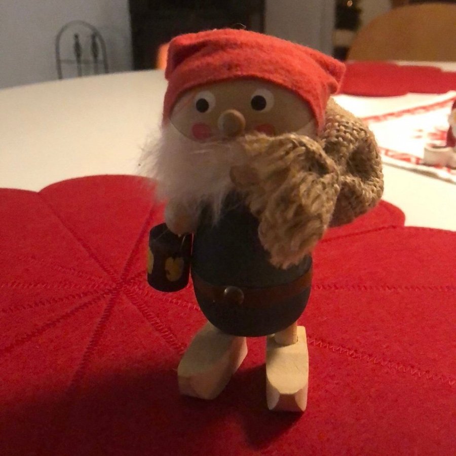 Retro äldre tomte i trä med lykta och säck jul jultomte