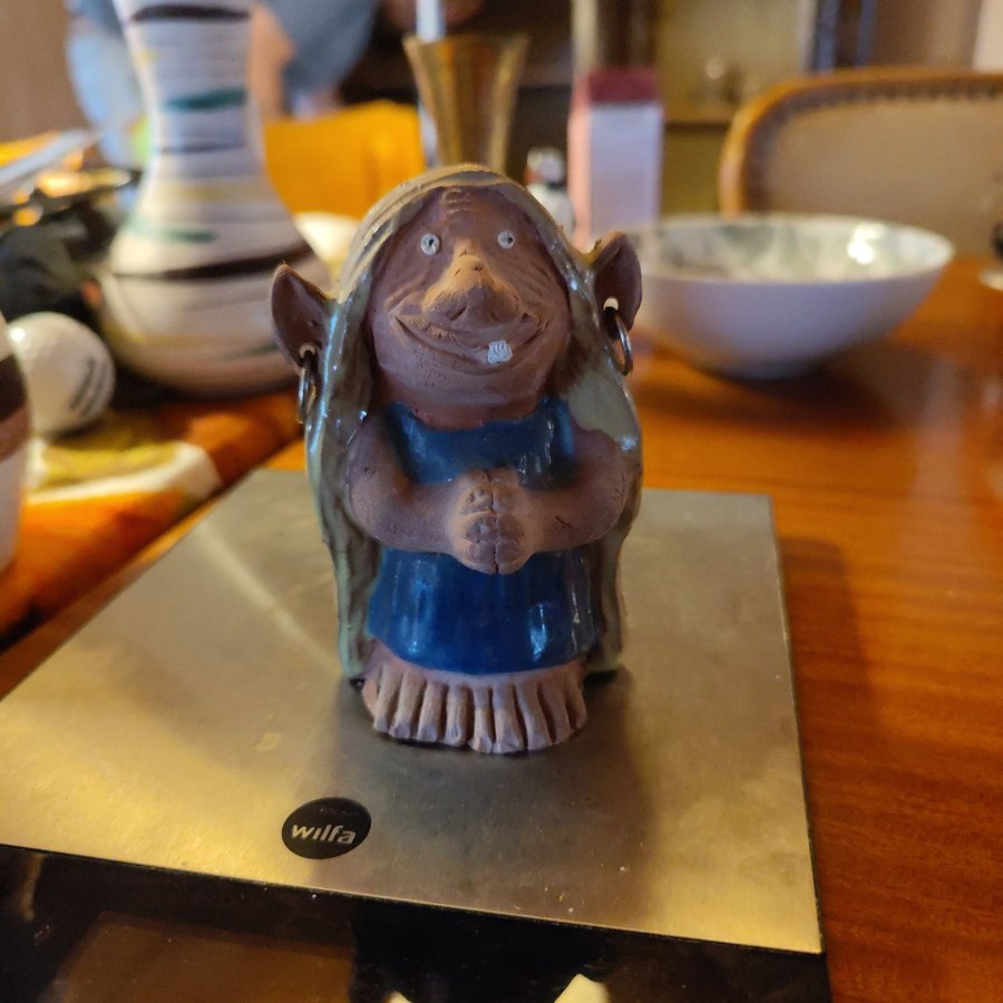 Trollfigur i keramik