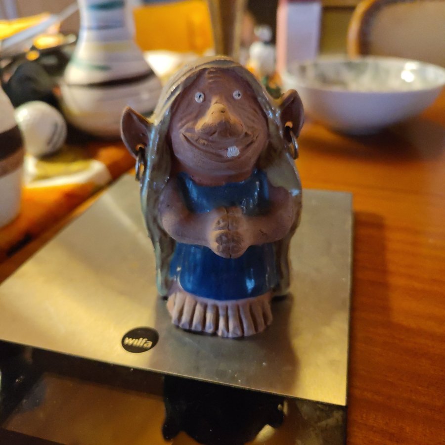 Trollfigur i keramik