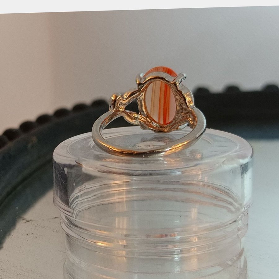 Silvrig ring, agatfärgad sten