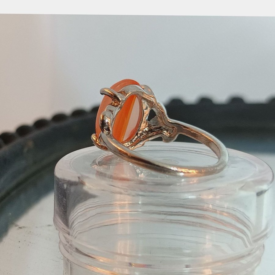 Silvrig ring, agatfärgad sten