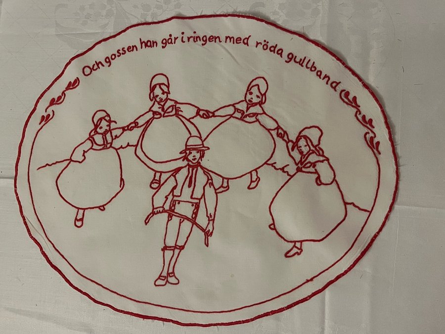 Broderad duk folkdans.Och gossen han går i ringen med röda gullband"