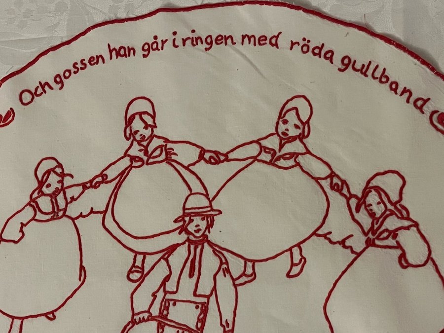 Broderad duk folkdans.Och gossen han går i ringen med röda gullband"