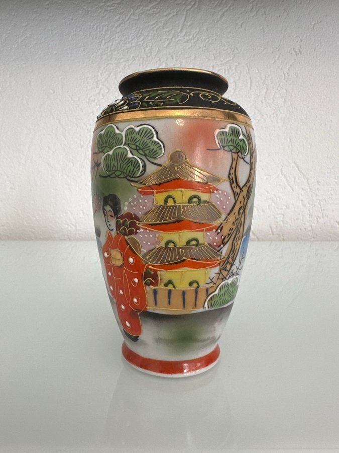 Japanische Vase mit Geisha-Motiv