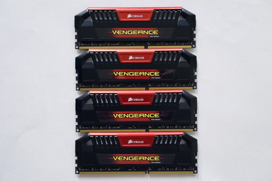 32GB (4x8GB) DDR3-2400 MHz Corsair Vengeance Pro CMY16GX3M2A2400C11R 2400MHz