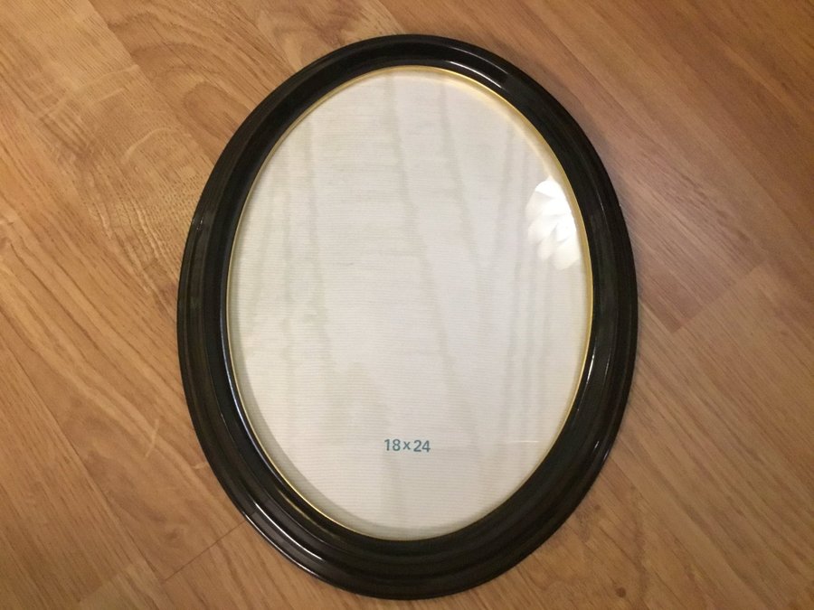 Klassisk oval retro ram, fotoram i svart Bakelit med kupat glas  guldkant