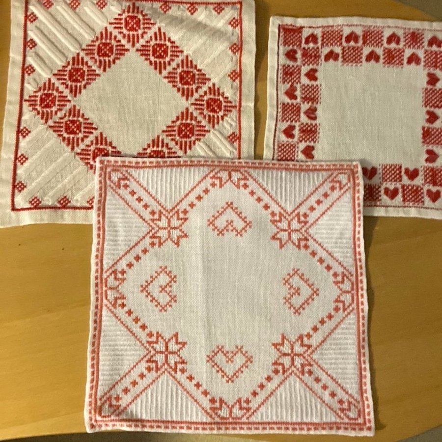 3 st Fint BRODERADE dukar, Broderade på linne, 27 x 27, 28 x 28, 22 x 22cm