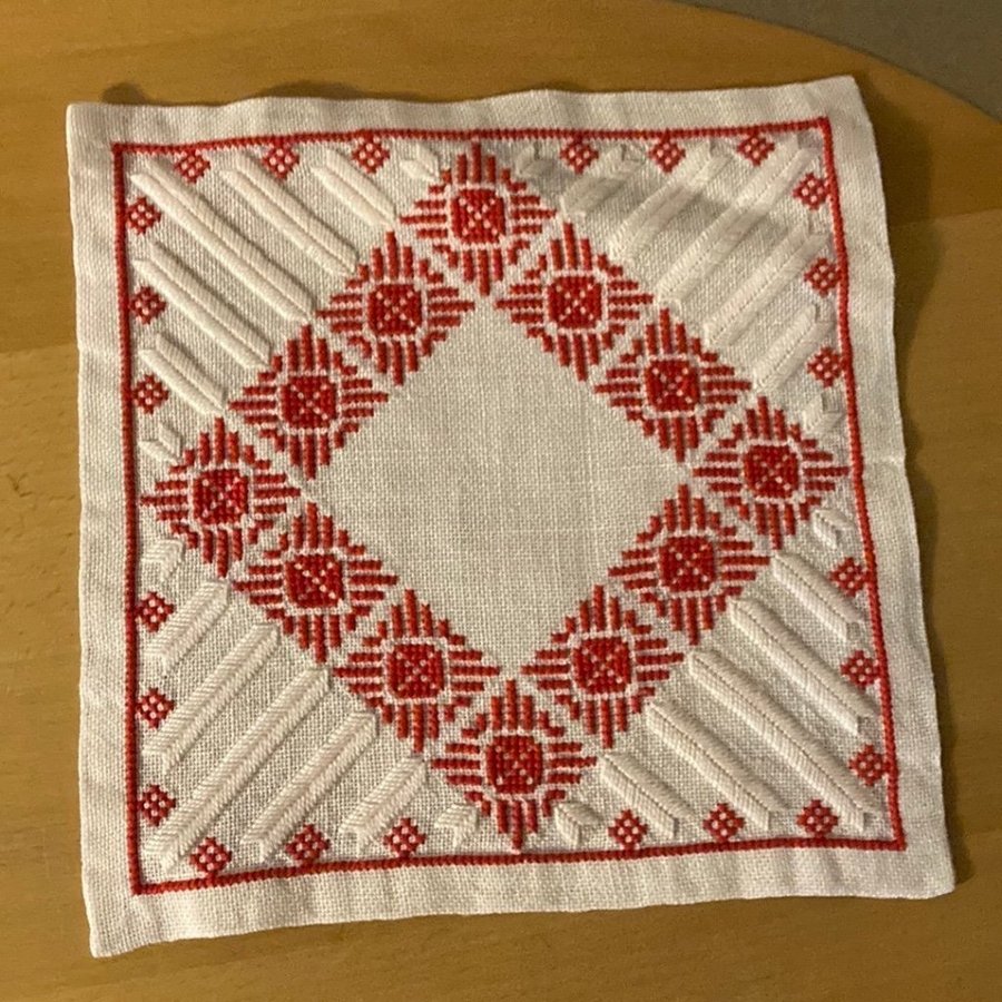 3 st Fint BRODERADE dukar, Broderade på linne, 27 x 27, 28 x 28, 22 x 22cm