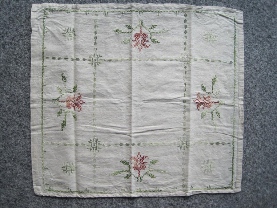 Vintage broderad duk med blommor