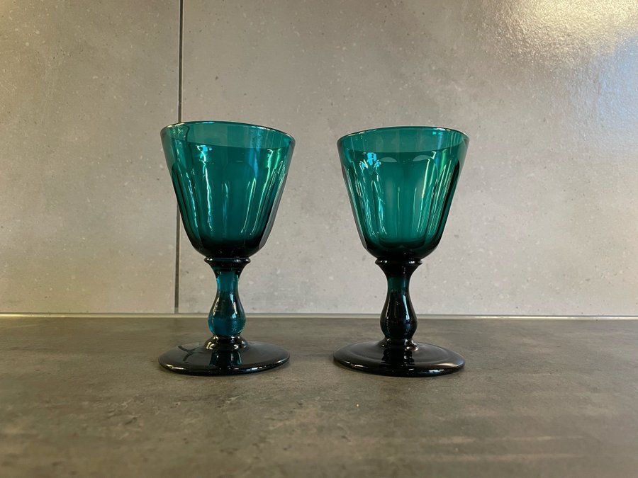 GLAS, 2 st, kristall, petrolblå, 1900-talets första hälft.