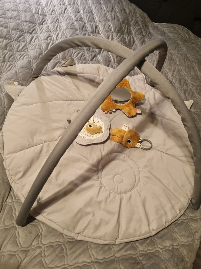 Done by Deer Aktivitetsmatta med båge babygym