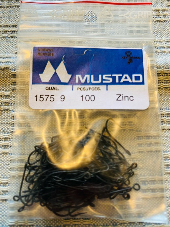 MUSTAD 100 krokar i påse  Nr9 Qual 1575 Samfrakt om ni vinner fler auktioner