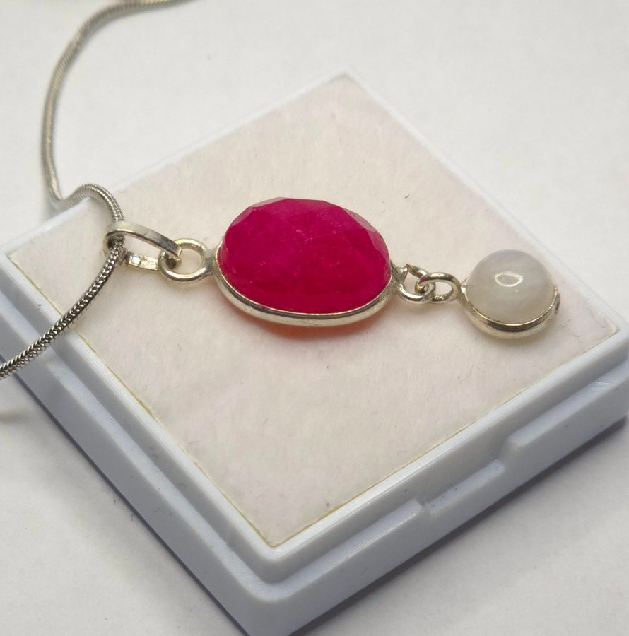 Naturligt halsband med ädelsten ruby