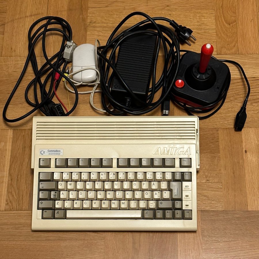 Amiga 600 recappad med tillbehöver furia turbo kort cf disk ingen band spelare