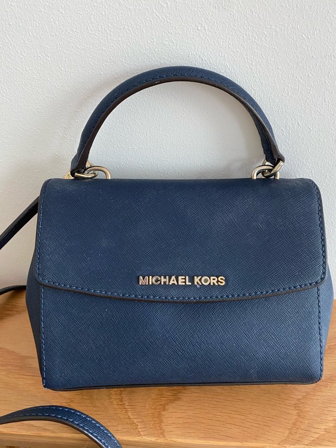 Michael Kors liten axelremsväska marinblå