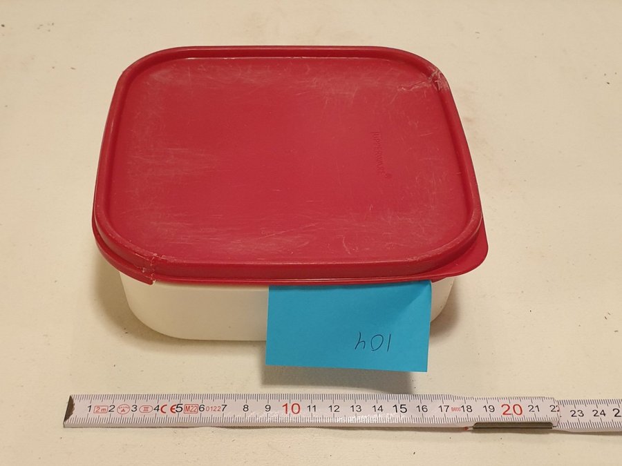 Tupperware 1,2liter förvaringsburk, vit m rött lock. Den är i bra skick! (104)