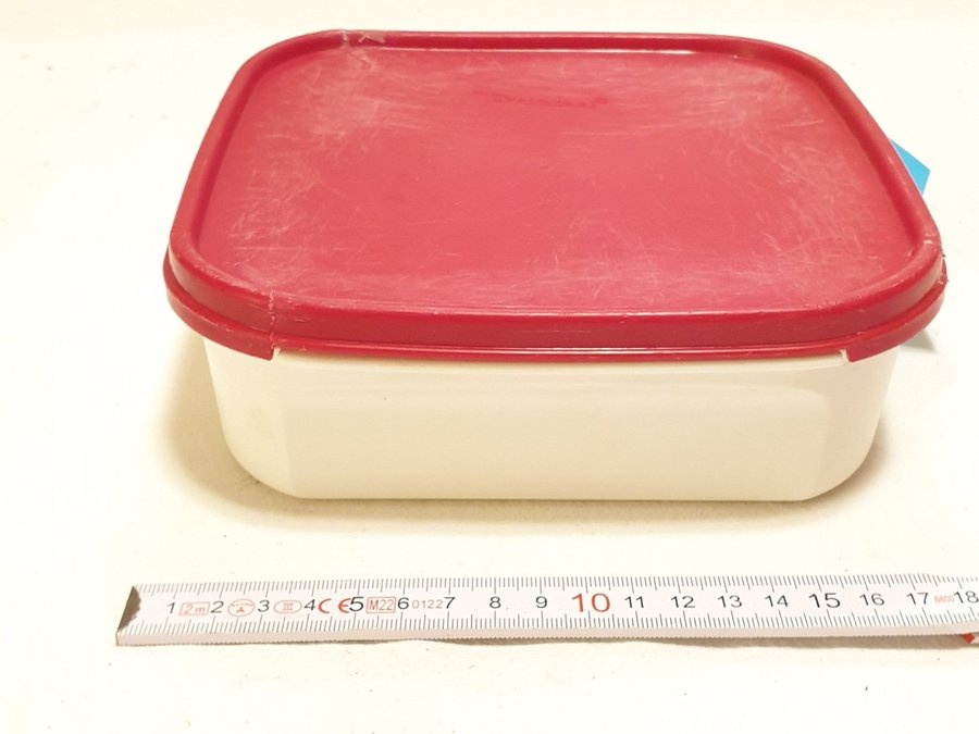 Tupperware 1,2liter förvaringsburk, vit m rött lock. Den är i bra skick! (104)