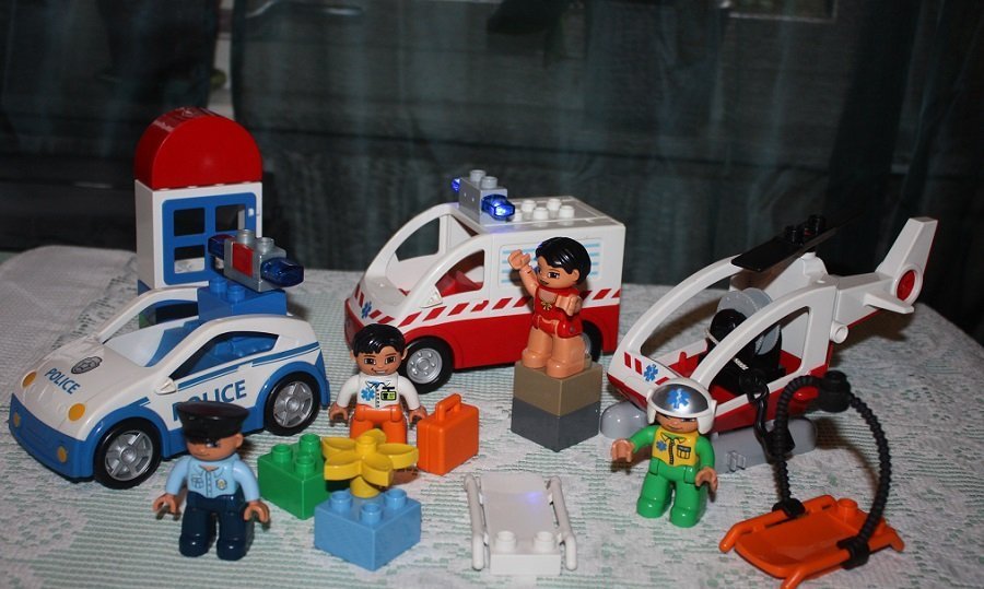 Lego Duplo ambulans polisbil och ambulanshelikopter