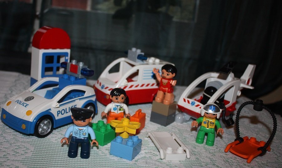 Lego Duplo ambulans polisbil och ambulanshelikopter