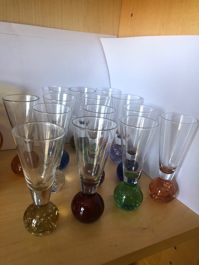 Färgglada glas med kulor