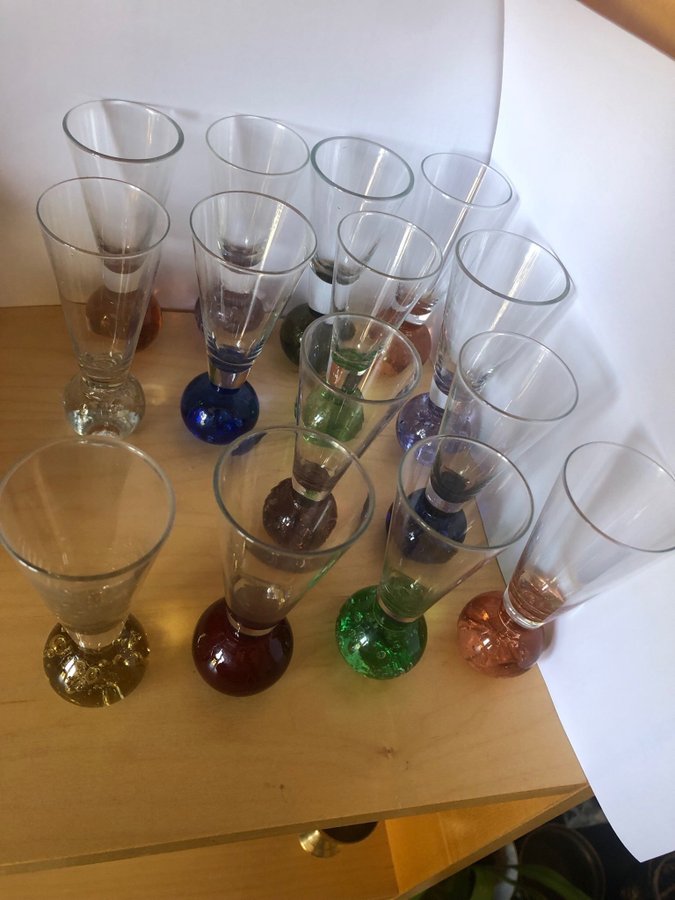 Färgglada glas med kulor