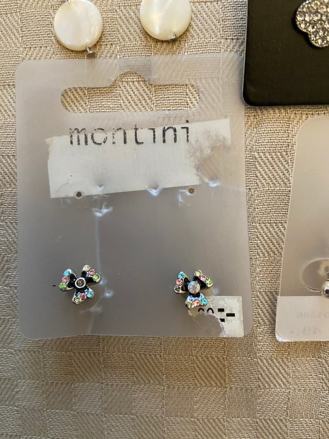 Montini 8 par örhängen och ett halsband i fint skick