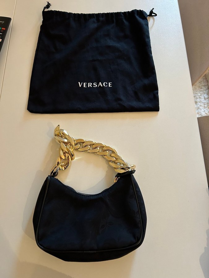 Versace Medusa väska Tyg. Svart. Guldkedja. Handväska