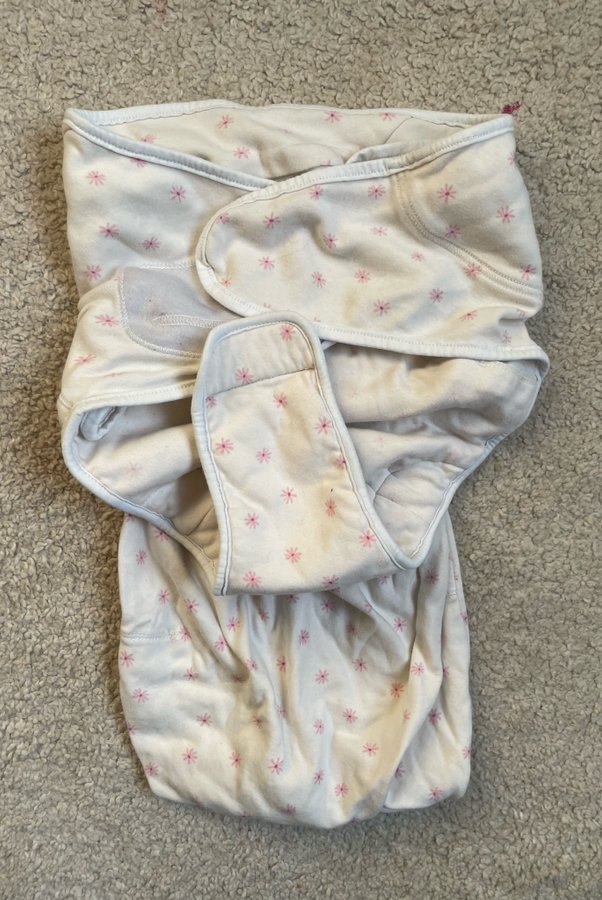 Ergobaby vit swaddler med rosa blommor, storlek 0-3 MONTHS